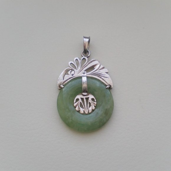 Antique Vintage Solid 10K White Gold Green Jade Jadeite Donut Disc Pendant